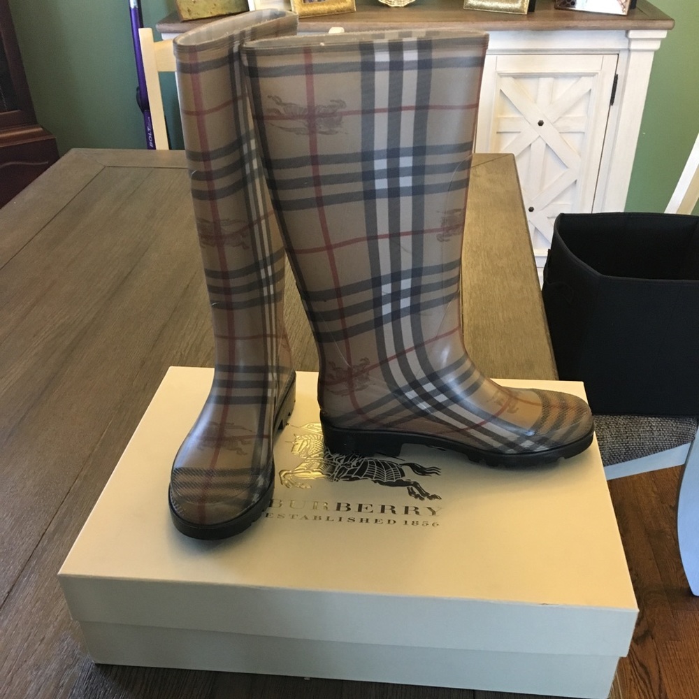 Burberry rain boots classic